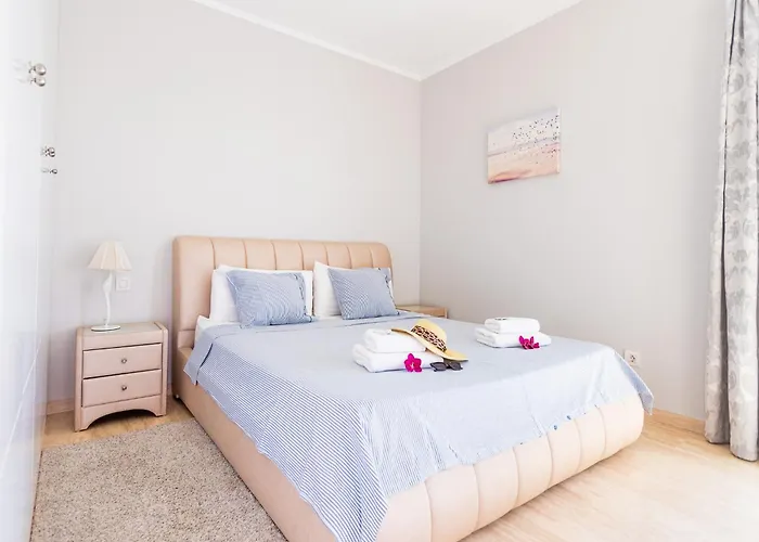 Adelina In أذيخي