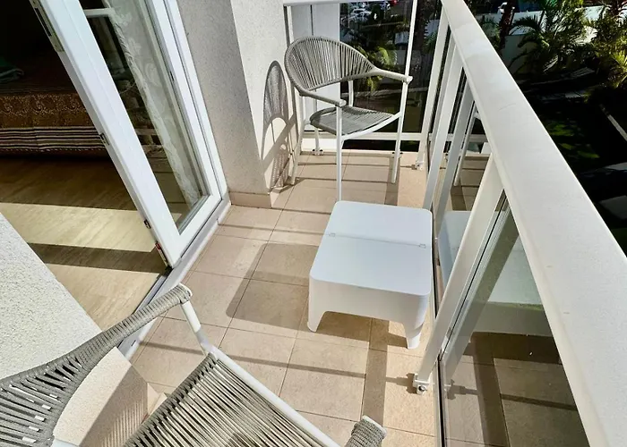 Adelina In * أذيخي